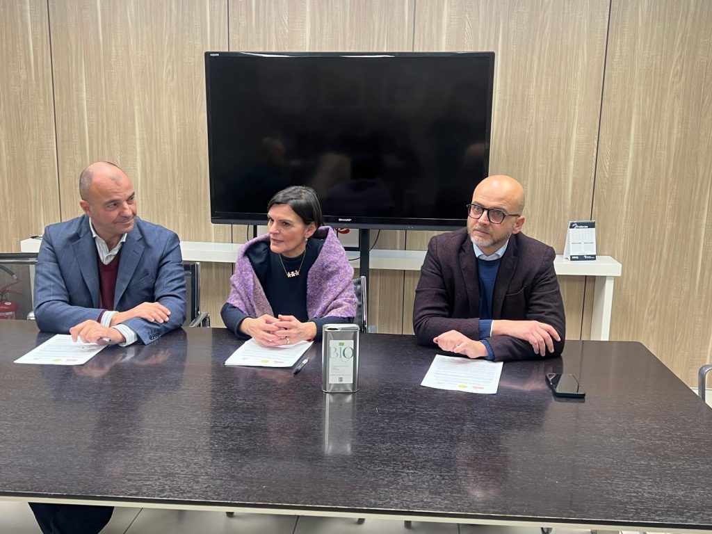 Nasce il progetto educativo “Olio D’Autore” che porta l’olio extravergine biologico italiano nelle mense delle scuole lucchesi